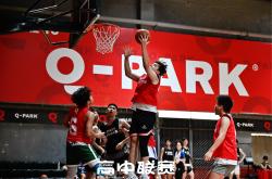 燃情篮球场：球员们在比赛中全力以赴的简单介绍